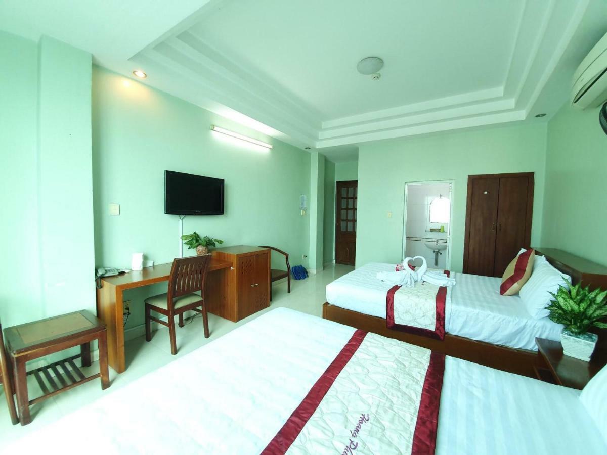 Khach San Truong Son Hotel Хошимин Екстериор снимка